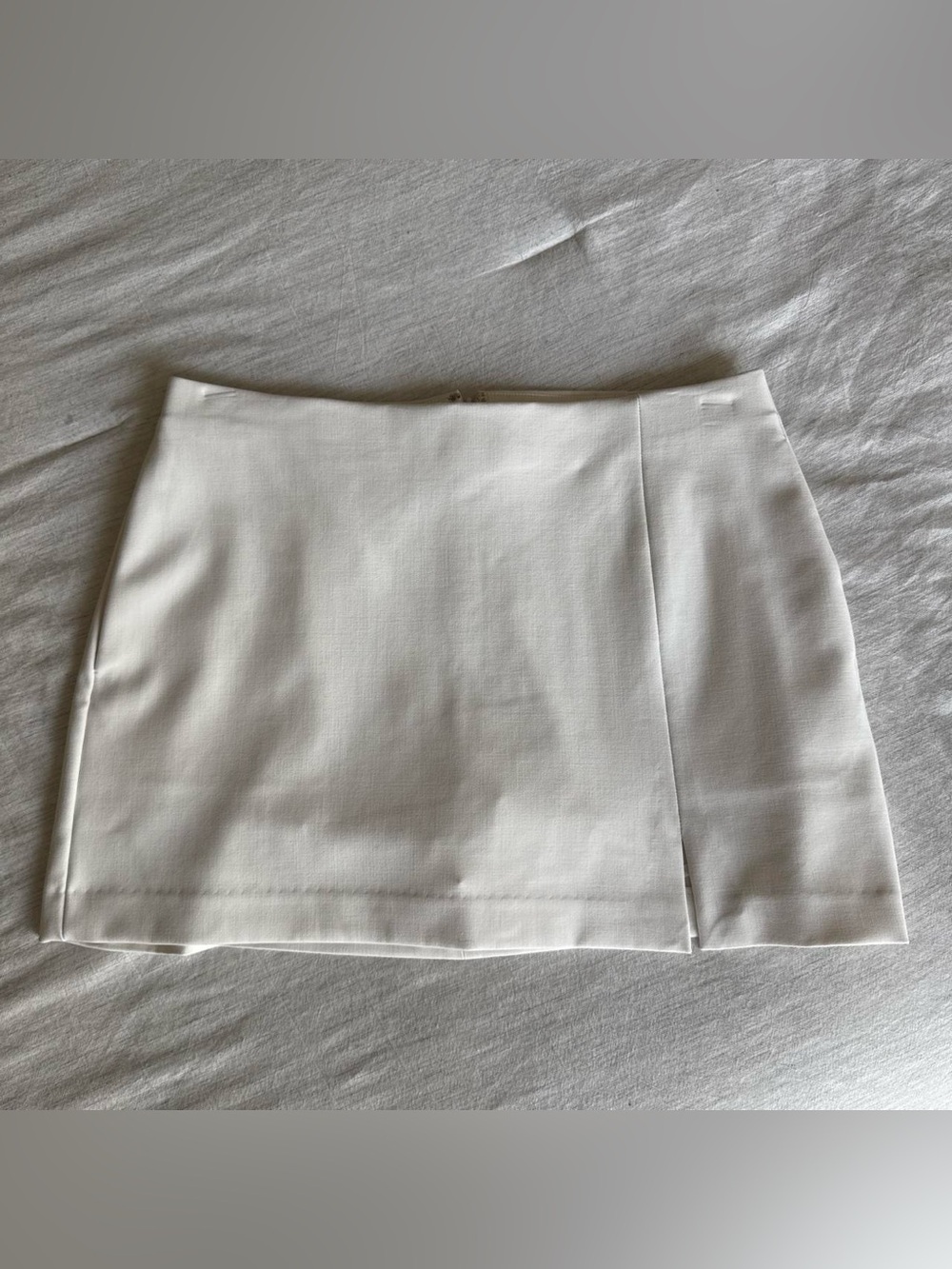 NWOT UNIQLO White Mini Skirt with Slit, built in shorts, size large